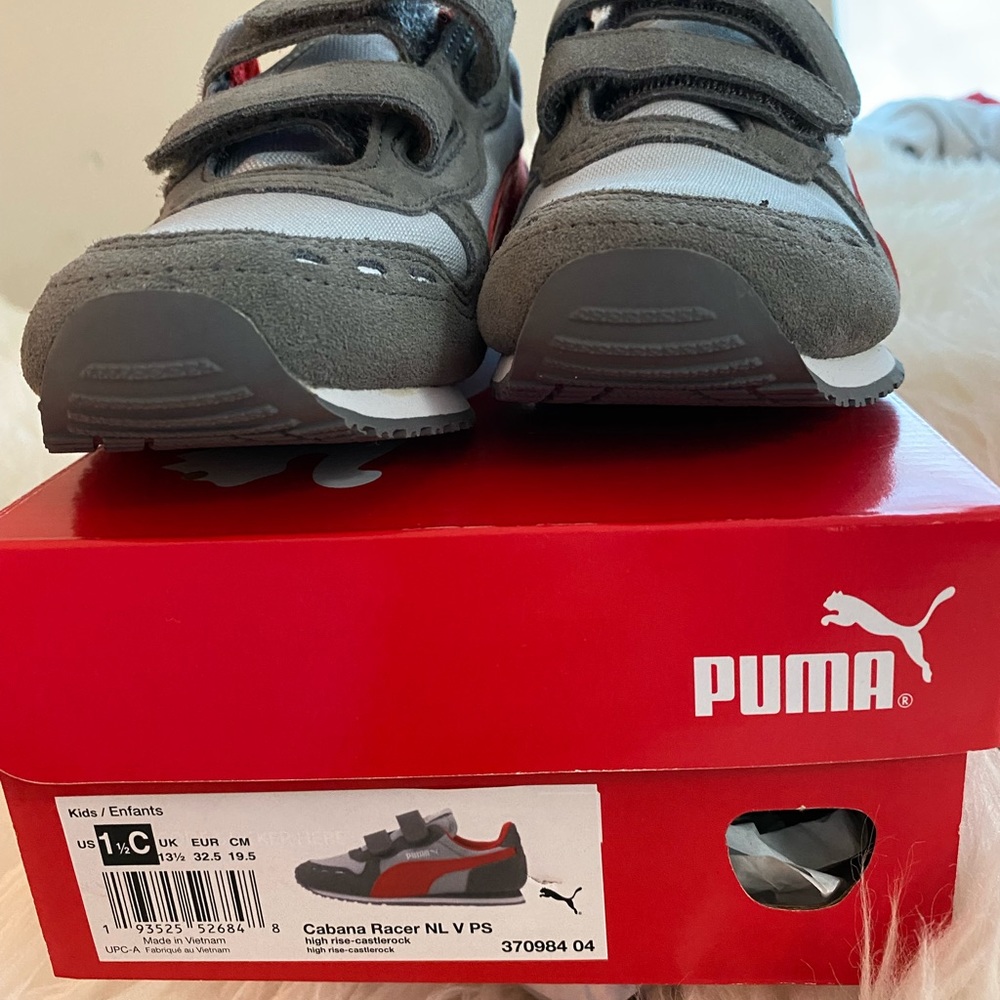 Boy gray tennis shoes